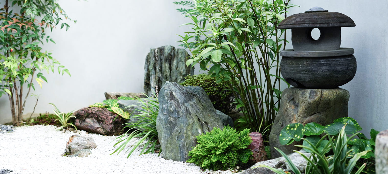 中庭の日本庭園の写真