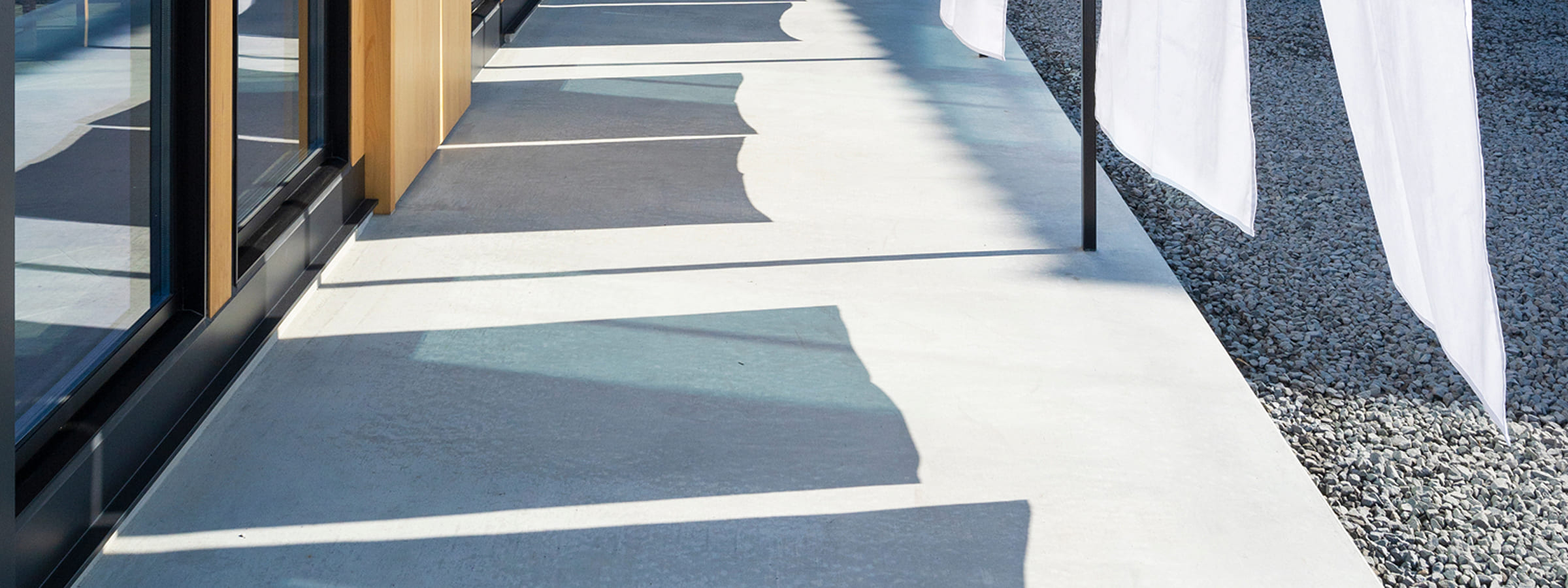 店先の暖簾の影の写真