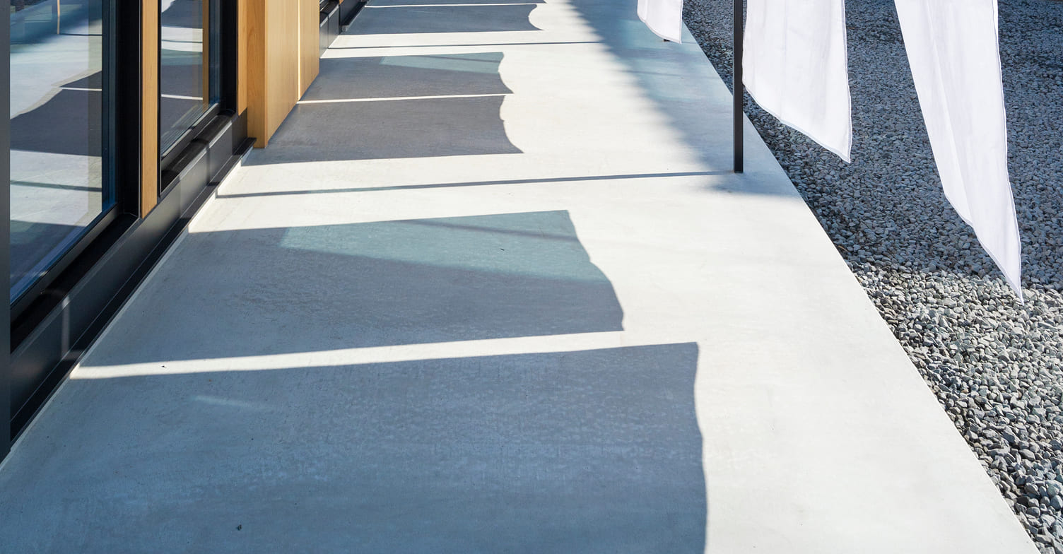 店先の暖簾の影の写真