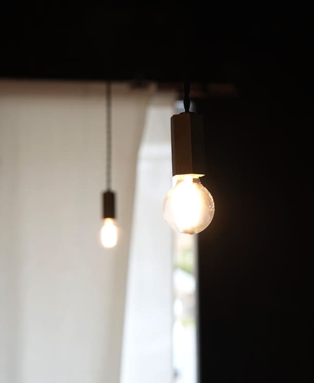 お店の内装の照明の写真