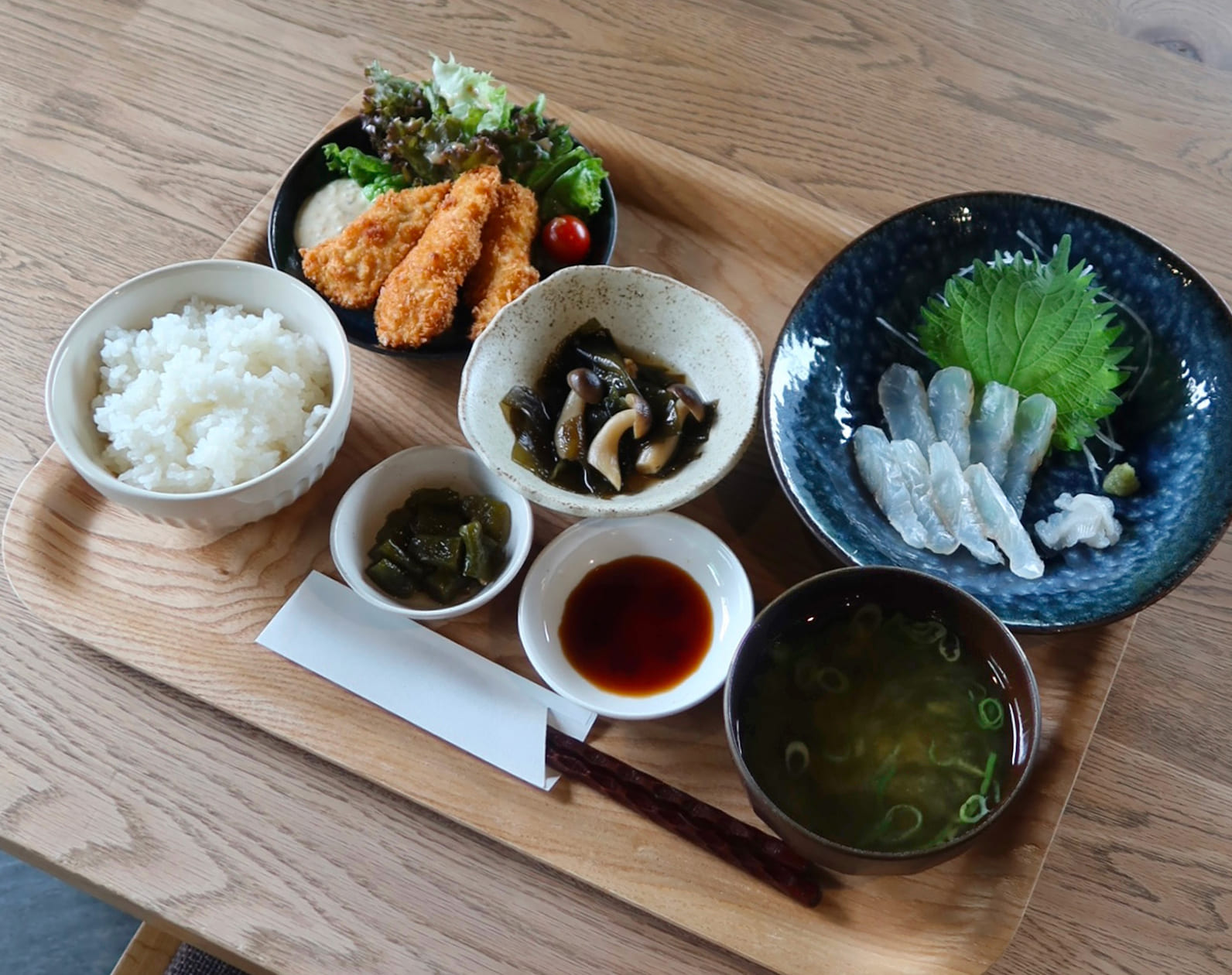 お刺身とフライの定食の写真